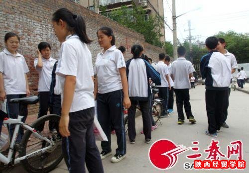 西安多所学校顶风补课 威胁学生:举报就开除