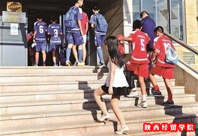 大学女生楼住进600名男生 女生担心男女混浴