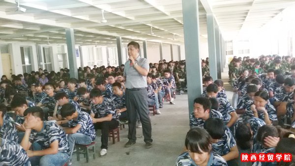 　　李院长给学生讲解“职业生涯规划”