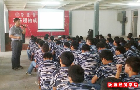 　　李院长给学生讲解“职业生涯规划”