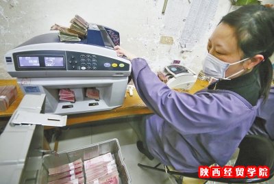 经机器甄别后，不符合流通标准的人民币将会被单独整理。