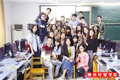 大学美女老师鼓励学生送拥抱：感觉像朋友家人