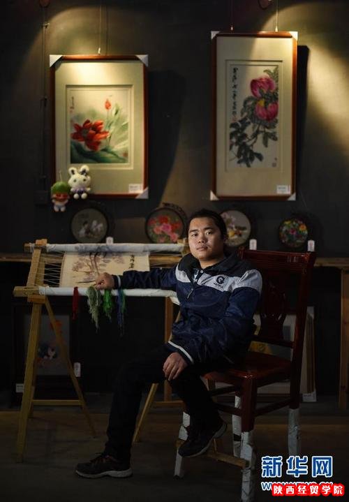蒋桐万在自己的“御绣如意”绣庄里创作作品。